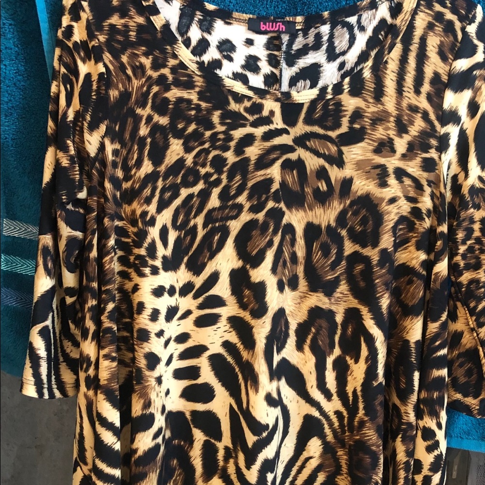 Silky leopard print high low top 3/4 sleeves